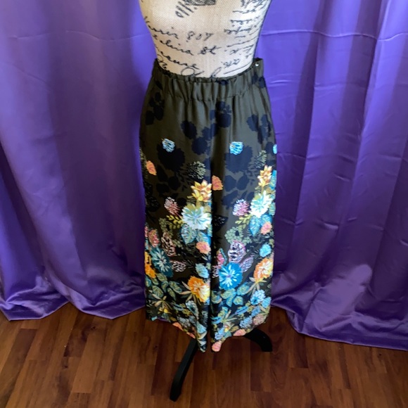 LOFT Pants - LOFT crop floral pants